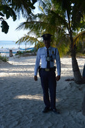 Sicherheitsmann vor einem Resort