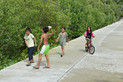 Kinder auf dem Weg zur Straße